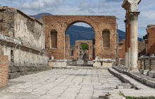 Pompéi, puis Herculanum ou visite de Naples